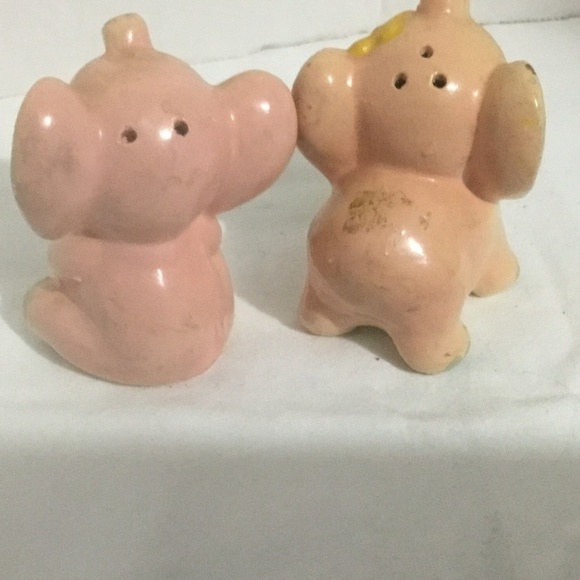 Vintage well-travelled Elephant salt and pepper shakers waiting for a trip - Picture 4 of 6